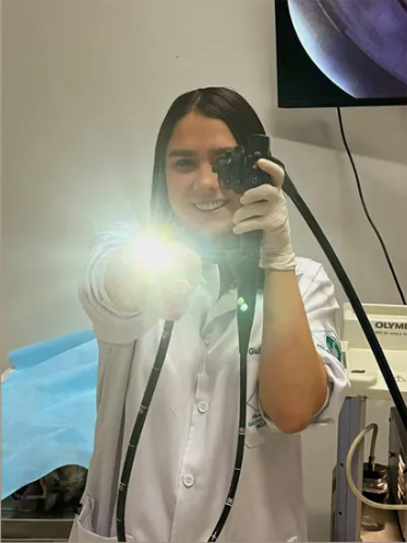 Endoscopia Digestiva Veterinária - Dra. Giulia Savelli realizando procedimento endoscópico